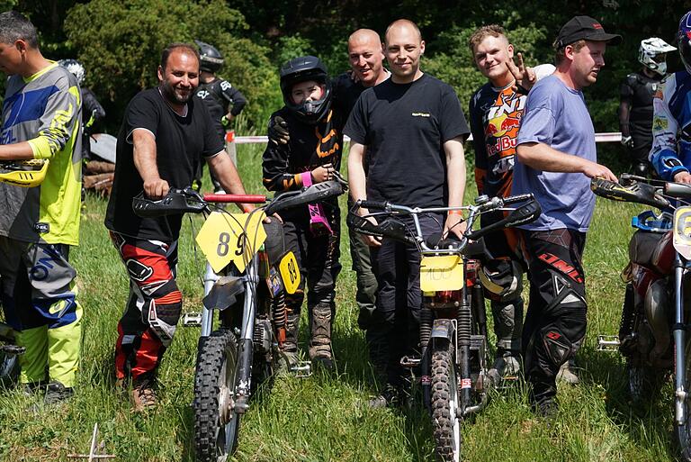 Papa Mathias Schindler mit Tochter Alina (Nr. 89) wagen sich in die offene Tuningklasse, während das Team 'MC Edelherb (Nr. 100) in der Originalklasse an den Start geht.