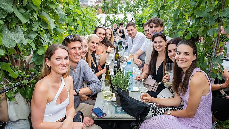 Tausende Menschen besuchen am Samstag 13.07.24 das Wein am Stein Festival beim Weingut Knoll in Würzburg.