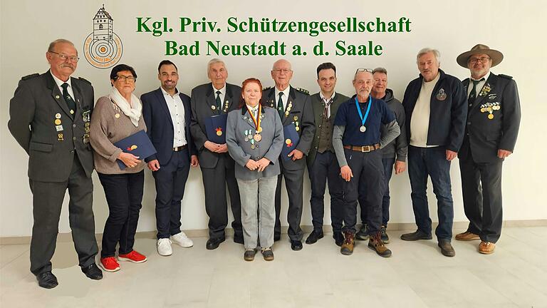 Schützenmeister Bernd Fischer (links) und Bürgermeister Michael Werner (Dritter von links) gratulierten Wiltrud Firsching, Helmuth Hempfling, Simone Sillmann, Rainer Wagenknecht, Michael Richter, Heiko Glatter, Karl-Otto Behrmann, Karl Wehner und Roland Hampl. Schützenmeister Bernd Fischer (links) und Bürgermeister Michael Werner (Dritter von links) gratulierten Wiltrud Firsching, Helmuth Hempfling, Simone Sillmann, Rainer Wagenknecht, Michael Richter, Heiko Glatter, Karl-Otto Behrmann, Karl Wehner und Roland Hampl.