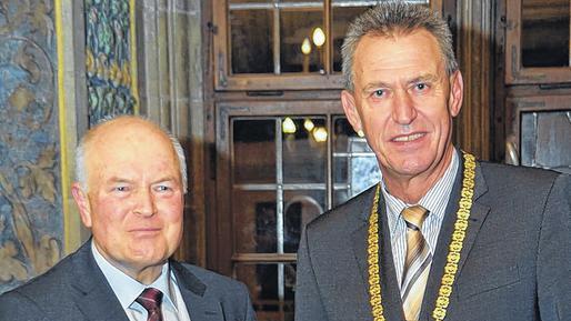 Hohe Auszeichnung: Dem Kitzinger Verleger Gerd Högner wurde am Montagabend bei einer Feierstunde im historischen Sitzungssaal des Rathauses von Oberbürgermeister Siegfried Müller der Kulturpreis der Stadt Kitzingen verliehen. Hohe Auszeichnung: Dem Kitzinger Verleger Gerd Högner wurde am Montagabend bei einer Feierstunde im historischen Sitzungssaal des Rathauses von Oberbürgermeister Siegfried Müller der Kulturpreis der Stadt Kitzingen verliehen.