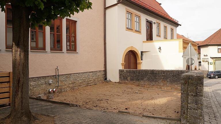 Könnte demnächst ein neues lauschiges Plätzchen im Ortszentrum werden: der Innenhof am Schwesterhaus.