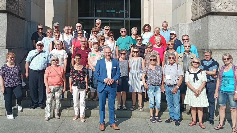 Die Besuchergruppe auf den Treppenstufen an der Rückseite des Reichtags.