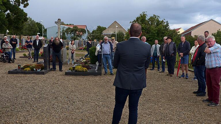 Am 26. August 2021 – nach der Bürgerversammlung am Friedhof (Bild) – gründete sich das Abersfelder Bürgerteam für eine neue Gestaltung des Gräberfeldes.