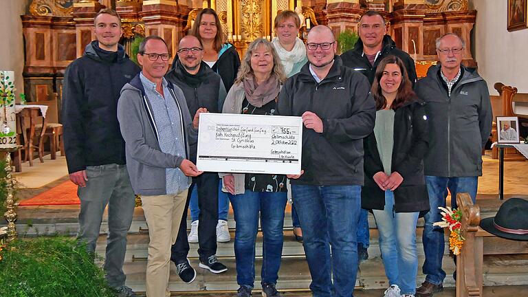 Bei der Übergabe der Spende in der Kirche St. Cyriakus in Gramschatz (von links): Daniel Bötsch, Kirchenpfleger Claus Böhm, Dirk Wiesner als Sprecher der AG 1250 Jahre Gramschatz, sowie die landwirtschaftlichen Vertreterinnen und Vertreter Doris Krückel, Bettina Bötsch, Christina und Martin Winkler, Michael und Nicole Stamm und Wolfgang Weberbauer.