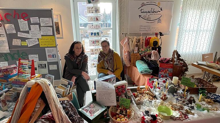 Sigrid Daum (links) und Alexandra Greser vom Team tauschbar am gut gefüllten Stand auf dem Reichenberger Weihnachtsmarkt.