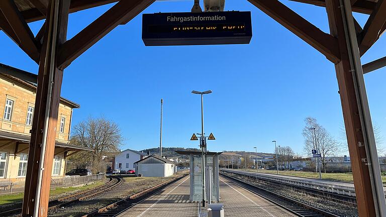 Ausgefallene Züge: Auf dem Bahnhofsgelände in Bad Neustadt machte sich der Streik am Montagmorgen durchaus bemerkbar.