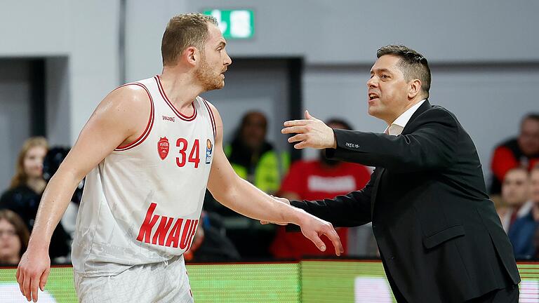 Beim Heimspiel an diesem Donnerstag gegen die BG Göttingen kann der Würzburger Trainer Sasa Filipovksi (rechts) wieder auf seinen Kapitän Felix Hoffmann zurückgreifen. Beim Heimspiel an diesem Donnerstag gegen die BG Göttingen kann der Würzburger Trainer Sasa Filipovksi (rechts) wieder auf seinen Kapitän Felix Hoffmann zurückgreifen.