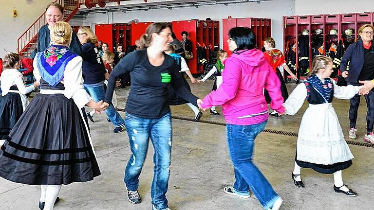 Die Musik von Michael Schneider auf dem Akkordeon und die Volkstänze der Kindertrachtengruppe Nordheim steckten an: Da konnten auch die Radler nicht widerstehen und tanzten mit. Die Musik von Michael Schneider auf dem Akkordeon und die Volkstänze der Kindertrachtengruppe Nordheim steckten an: Da konnten auch die Radler nicht widerstehen und tanzten mit.