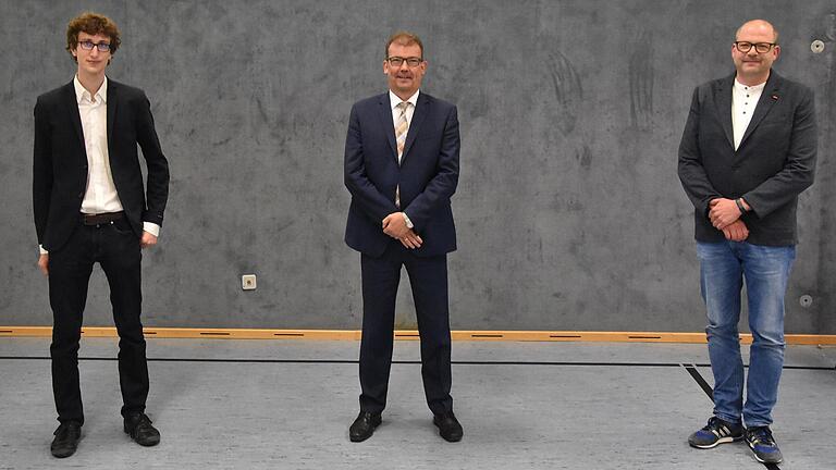 Waldbüttelbrunns Bürgermeister Klaus Schmidt (Mitte) wird zukünftig mit seinen Stellvertretern Sebastian Hansen (links) und Daniel Steinmetz zusammenarbeiten. Waldbüttelbrunns Bürgermeister Klaus Schmidt (Mitte) wird zukünftig mit seinen Stellvertretern Sebastian Hansen (links) und Daniel Steinmetz zusammenarbeiten.