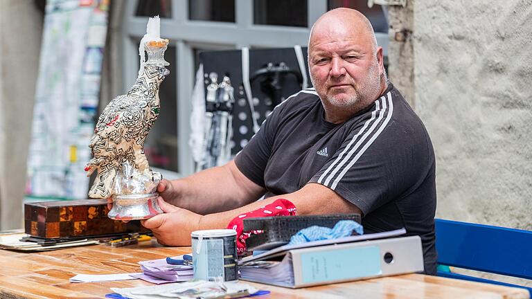 Künstler Marc Haselbach mit einem seiner ersten Errungenschaften in Ochsenfurt: dem 'Adlerwunder' Künstler Marc Haselbach mit einem seiner ersten Errungenschaften in Ochsenfurt: dem 'Adlerwunder'