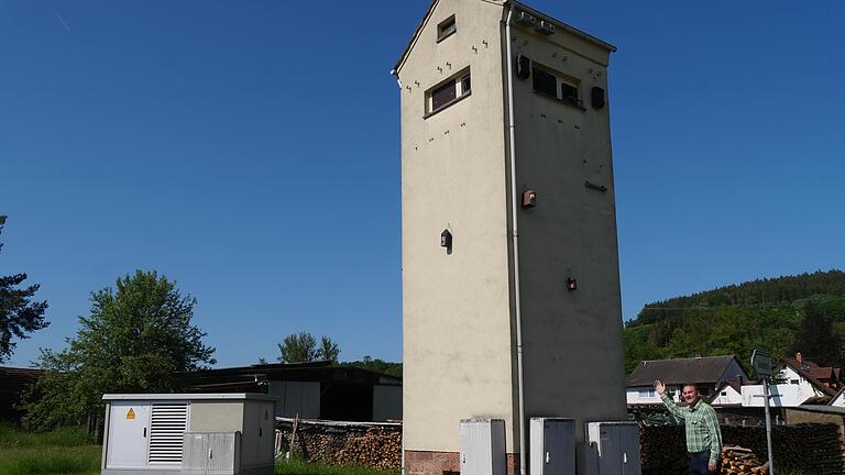 Die Gemeinde Mittelsinn mit amtierendem Bürgermeister  Dirk Schiefer setzt das Vermächtnis ihres verstorbenen Rathauschefs Peter Paul um, verwandelt den Vogelturm farblich zu einem Kunstwerk und nennt ihn künftig 'Peter-Paul-Turm'.