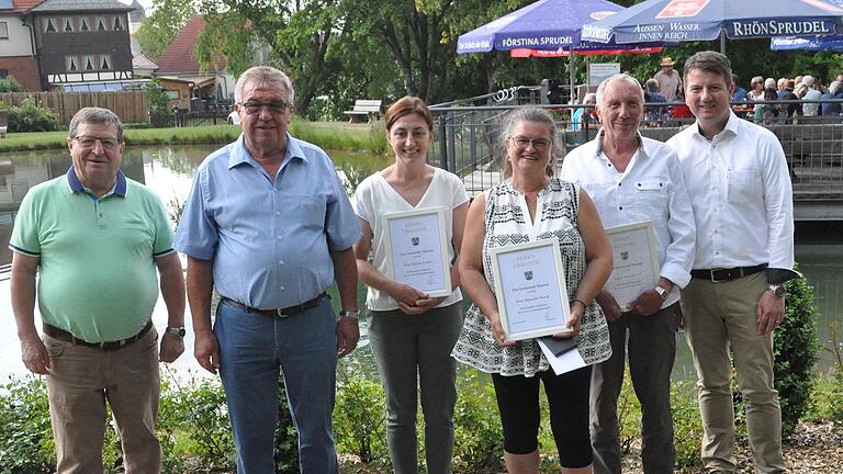 Im Rahmen des Ehrenamtsfestes in Hausen wurden einige Personen geehrt. Das Bild zeigt (von links) Josef Demar (stellvertretender Landrat), Bürgermeister Fridolin Link, Bettina Eckert, Manuela Hauck, Roland Link und Staatssekretär Sandro Kirchner.