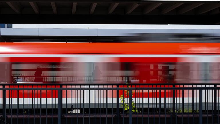 Bahnhof Geltendorf mehrere Stunden gesperrt       -  Ein Mann vergisst seinen Rucksack in einer S-Bahn und zwingt den Zug zur Vollbremsung. (Symbolbild)