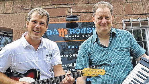 Musik ist ein wichtiger Teil in ihrem Leben: Christian Schwab (links), Leiter des &bdquo;Jam House&ldquo;, und sein designierter Nachfolger Thomas Zenglein. Schwab wird auch nach dem Führungswechsel an der Musikschule Gitarre unterrichten, Zenglein ist dort schon jetzt Lehrer für Klavier und Keyboard.