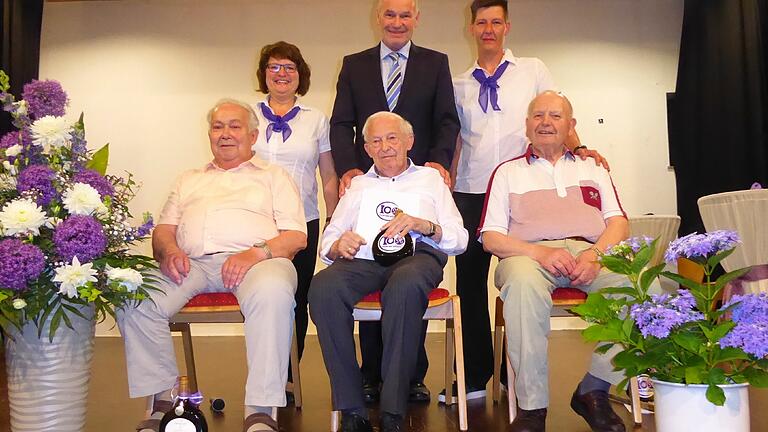 Als langjährigste Mitglieder des SV Gaukönigshofen wurden geehrt (von links): Heinz Neeser, Siegfried Wolf und Edgar Stark. Mit auf dem Bild die Vorsitzenden Steffi Kübler (rechts) Sandra Pfeuffer und der Schirmherr des 100-jährigen Gründungsjubiläums, Landrat Eberhard Nuß.