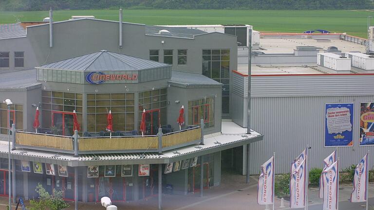 Auf der Wiese hinter dem Cineworld im Mainfrankenpark soll auf 50 000 Quadratmetern ein neues Biebelrieder Industriegebiet entstehen. Dafür braucht es allerdings die Zustimmung des Dettelbacher Stadtrats, weil die Zufahrt am Kino vorbei über den Mainfrankenpark geplant ist. Auf der Wiese hinter dem Cineworld im Mainfrankenpark soll auf 50 000 Quadratmetern ein neues Biebelrieder Industriegebiet entstehen. Dafür braucht es allerdings die Zustimmung des Dettelbacher Stadtrats, weil die Zufahrt am Kino vorbei über den Mainfrankenpark geplant ist. 