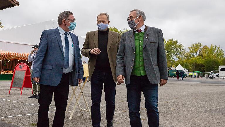 Stefan Funk und der ehemalige Staatssekretär Bernd Weiß (von rechts) unterstützen die Pläne für ein Pilotprojekt zum autonomen Fahren auf der Trasse der Steigerwaldbahn. Vorangetrieben wird das Vorhaben von Staatssekretär Gerhard Eck (links).&nbsp;