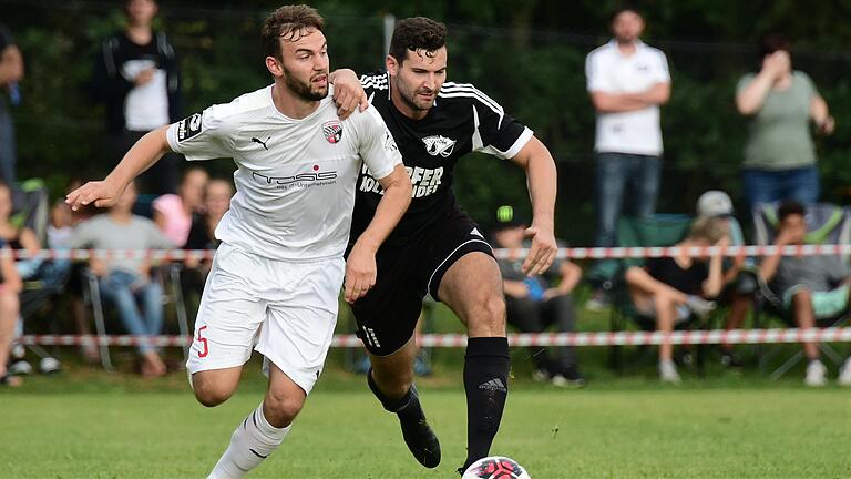 Der SV Burgwallbach zieht seine Mannschaft aufgrund großer personeller Engpässe aus der Kreisliga zurück. Torjäger Benedikt Floth (rechts), hier im August 2019 im Pokalspiel gegen den frisch gebackenen Zweit-Bundesligisten FC Ingolstadt (1:8), beendet seine Laufbahn.