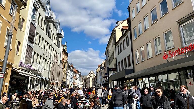 Zahlreiche Menschen waren am Sonntagnachmittag beim verkaufsoffenen Sonntag in der Schweinfurter Innenstadt unterwegs.