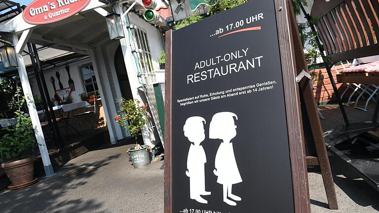 Dieses Restaurant in Mecklenburg-Vorpommern heißt ab 17 Uhr kein Kinder unter 14 Jahren mehr willkommen. Auch in Würzburg wurde die kinderfreie Gastronomie diskutiert (Symbolbild).