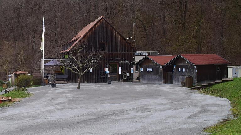 Die beiden kleinen Holzhütten an der Weinparadiesscheune bei Ippesheim sollen nach derzeitiger Planung einem neuen Gebäude weichen, in dem auch mehrere Automaten für die Gäste aufgestellt werden.