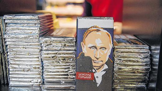 Putin-Verehrung in Russland: In Sankt Petersburg bieten Souvenirverkäufer Schokoladetafeln mit dem Konterfei des Kremlchefs an.