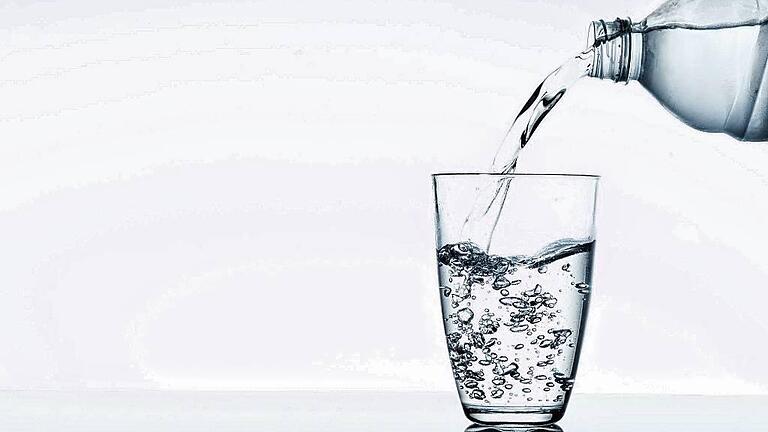 Viele Menschen glauben, durch Mineralwasser besonders viele Mineralstoffe aufzunehmen. Wenn man einer aktuellen Untersuchung der Stiftung Warentest glaubt, ist das aber ein Trugschluss. Viele Menschen glauben, durch Mineralwasser besonders viele Mineralstoffe aufzunehmen. Wenn man einer aktuellen Untersuchung der Stiftung Warentest glaubt, ist das aber ein Trugschluss.