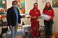 Jürgen Schwanzer und Inge Storath übergaben die Geschenke an Nicolhaus-Leiter Gregor Koob (links).