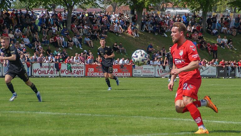 Patrick Hofmann (am Ball) erzielte beim 4:1-Hinspielsieg des TSV Aubstadt gegen den FC Pipinsried alle vier Treffer.