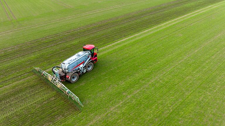 Umstrittene Düngeverordnung sorgt für Streit.jpeg       -  Die Düngeverordnung des Freistaates bleiben bei den Landwirten umstritten. Ihre Klagen wurden beim VGH in München nun jedoch weitgehend abgelehnt.