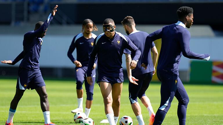 Euro 2024: Training Frankreich       -  Kylian Mbappe (M) überzeugte seine Teamkameraden im Abschlusstraining auch mit Maske.