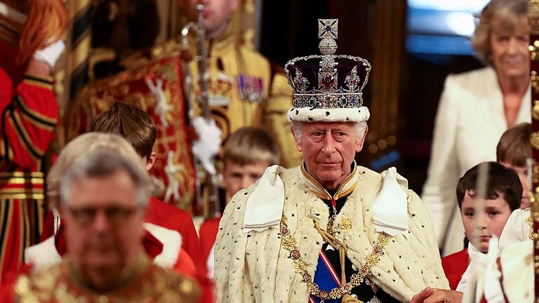 Offizielle Eröffnung des britischen Parlaments       -  Pompöse Zemeronie: König Charles verliest die Pläne der Regierung.