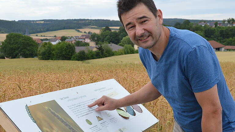Jochen Then hat an seinen Feldern eine Art Rundweg eingerichtet. Auf neun Tafeln können Spaziergänger sich dort über die angebauten Feldfrüchte informieren. Jochen Then hat an seinen Feldern eine Art Rundweg eingerichtet. Auf neun Tafeln können Spaziergänger sich dort über die angebauten Feldfrüchte informieren.