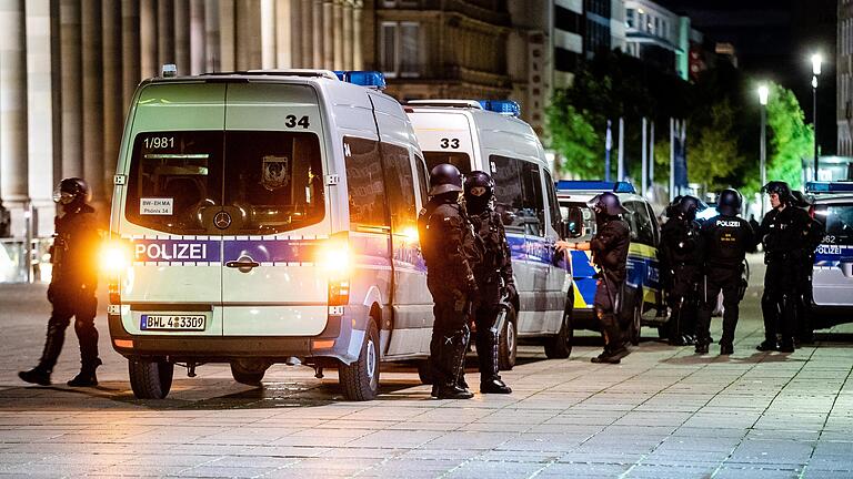 Mehrere Menschen randalierten in der Nacht zum Sonntag in der Stuttgarter Innenstadt. Es kam zu Plünderungen und Gewalttaten. 19 Polizisten wurden verletzt.