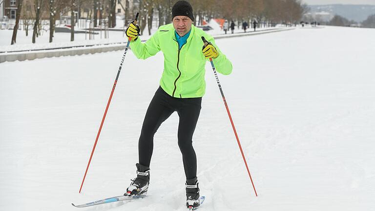 Training auf dem ehemaligen Gartenschaugelände in Würzburg. Heuer lag genügend Schnee fürs Langlaufen. Wenn das nicht mehr der Fall ist, steigt Stefan Weidner auf Skiroller um, also Skating-Skier mit Rollen. Training auf dem ehemaligen Gartenschaugelände in Würzburg. Heuer lag genügend Schnee fürs Langlaufen. Wenn das nicht mehr der Fall ist, steigt Stefan Weidner auf Skiroller um, also Skating-Skier mit Rollen.