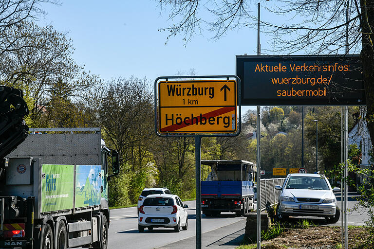 Eine der insgesamt sechs „Dynamischen Info-Tafeln' der Stadt Würzburg steht in Höchberg an der B 27 hinter der AGIP Tankstelle in Richtung Würzburg.&nbsp;