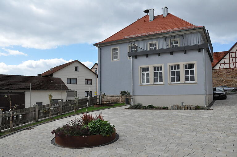 Die Alte Schule in Happertshausen erstrahlt ebenfalls neu.