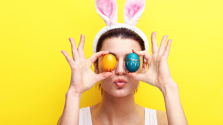 Happy young woman wearing bunny ears       -  Was ist an Ostern 2019 in der Region geboten? Hier finden Sie Tipps für Ihre Feiertage!