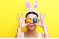 Happy young woman wearing bunny ears       -  Was ist an Ostern 2019 in der Region geboten? Hier finden Sie Tipps für Ihre Feiertage!