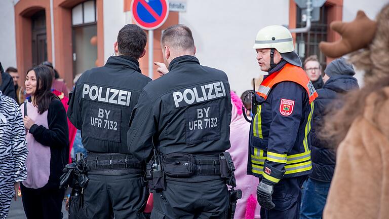 Polizei und Rettungsdienst schickten mehr Einsatzkräfte am Samstag nach Rimpar.