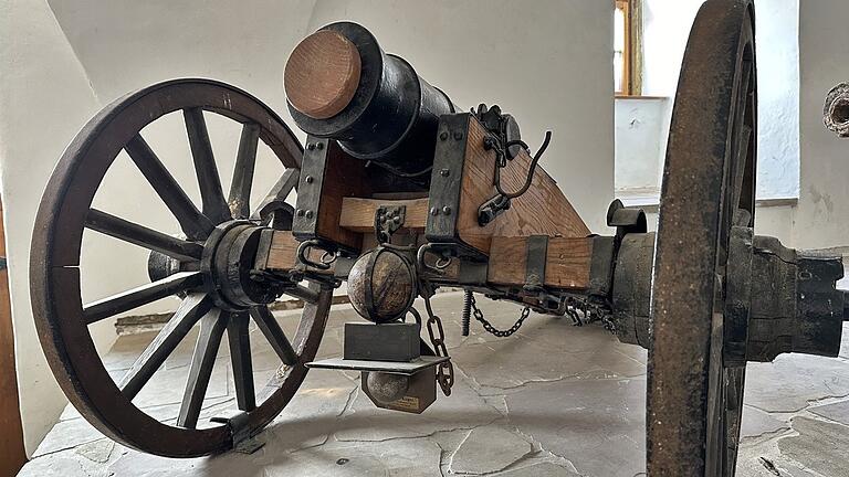 Der Nachbau einer historischen Kanone, wie sie einst auf der Stadtmauer der Festungsstadt Königshofen standen, befindet sich in der Markthalle im Rathaus. Der Nachbau einer historischen Kanone, wie sie einst auf der Stadtmauer der Festungsstadt Königshofen standen, befindet sich in der Markthalle im Rathaus.
