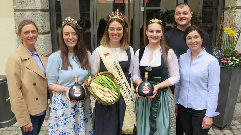 Sie eröffneten die 16. 'Spargeltaler-Benefizaktion': die Fränkische Spargelkönigin Veronika Hussnätter mit der Fränkischen Weinkönigin Lisa Lehritter (links) und der Würzburger Weinprinzessin Vivien Leutner sowie dem Wirtspaar Lukas und Christina Kulinna (rechts) und Bürgermeisterin Judith Roth-Jörg (links). Sie eröffneten die 16. 'Spargeltaler-Benefizaktion': die Fränkische Spargelkönigin Veronika Hussnätter mit der Fränkischen Weinkönigin Lisa Lehritter (links) und der Würzburger Weinprinzessin Vivien Leutner sowie dem Wirtspaar Lukas und Christina Kulinna (rechts) und Bürgermeisterin Judith Roth-Jörg (links).