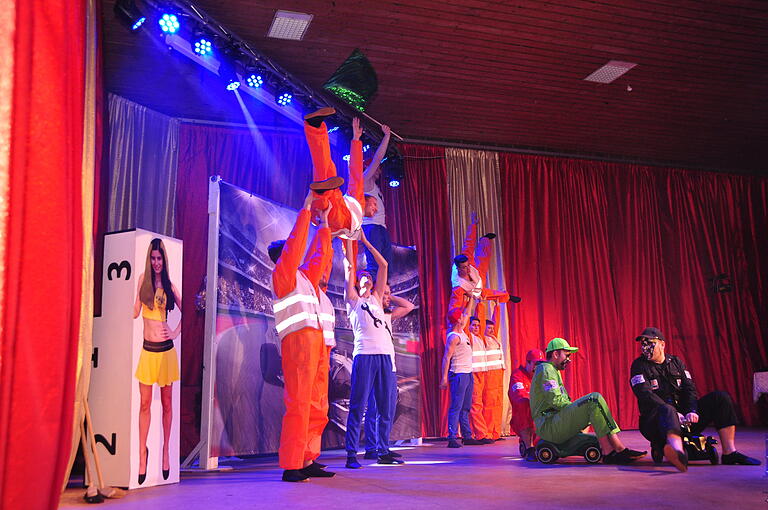 Das Männerballett aus Helmstadt, Sieger 2018, kam diesmal mit 'Der Wahnsinn der Formel 1' auf den dritten Platz. Das Männerballett aus Helmstadt, Sieger 2018, kam diesmal mit 'Der Wahnsinn der Formel 1' auf den dritten Platz.