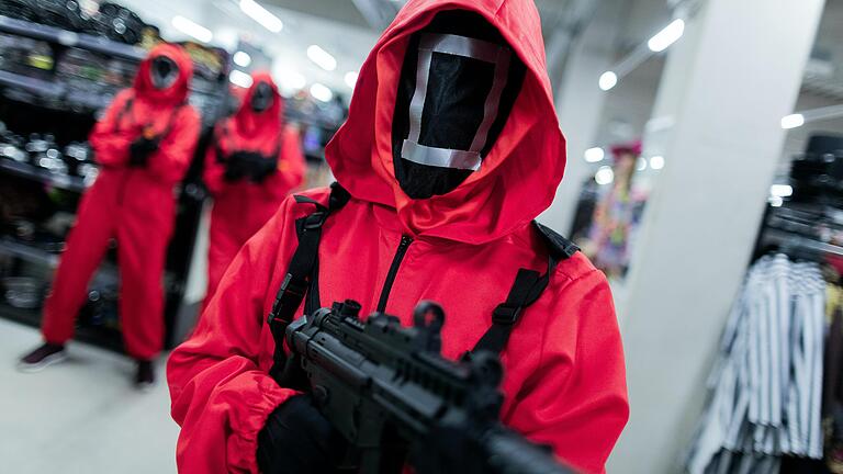 Mitarbeiter des Kostümhändlers Deiters posieren in Kostümen aus der Serie 'Squid Game'. An Fasching könnte man dieses Verkleidung öfter zu Gesicht bekommen. Mitarbeiter des Kostümhändlers Deiters posieren in Kostümen aus der Serie 'Squid Game'. An Fasching könnte man dieses Verkleidung öfter zu Gesicht bekommen.