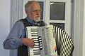 Museumsleiter Reinhard Hüßner, der als ausgewiesener Volksmusikfreund gerne mal zu seiner 'Quetsche' greift, geht in seine letzte Saison als Museumsleiter in Mönchsondheim.