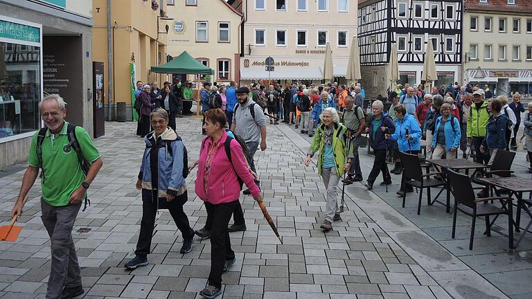 Vom Marktplatz aus starteten die Wandergruppen mit ortskundigen Wanderführern zu den sechs Touren, die sie zu den „Mellerschter Höhepunkten“ führten.