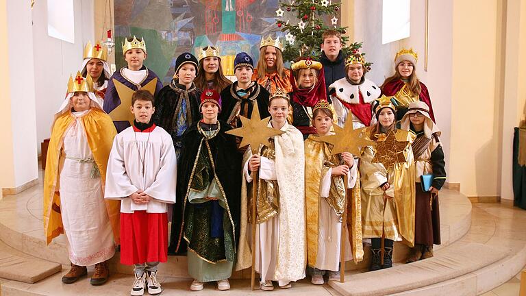 2024er Sternsinger-Gruppenbild bevor es losging, bevor die Sternsinger ausgesandt wurden. In der Pfarrkirche St. Bartholomäus Stadelschwarzach wurden in diesem Jahr am Dreikönigstag neben den Stadelschwarzacher Sternsingern, auch die aus den Nachbardörfern Neuses am Sand und Järkendorf gesegnet und ausgesandt.