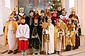 2024er Sternsinger-Gruppenbild bevor es losging, bevor die Sternsinger ausgesandt wurden. In der Pfarrkirche St. Bartholomäus Stadelschwarzach wurden in diesem Jahr am Dreikönigstag neben den Stadelschwarzacher Sternsingern, auch die aus den Nachbardörfern Neuses am Sand und Järkendorf gesegnet und ausgesandt.