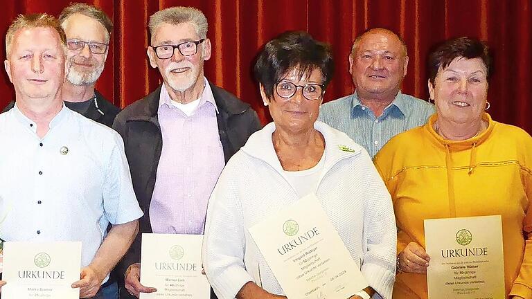 Beim Rhönklub-Zweigverein Oberbach standen die Ehrungen langjähriger Mitglieder an: (von links): Albert Hüther (50 Jahre Mitglied), Marco Bramer (25), Christoph Raschig (25), Werner Lieb (40), Irmgard Rüttiger (50), Rudolf Müller (40), Gabriele Hü...       -  Beim Rhönklub-Zweigverein Oberbach standen die Ehrungen langjähriger Mitglieder an: (von links): Albert Hüther (50 Jahre Mitglied), Marco Bramer (25), Christoph Raschig (25), Werner Lieb (40), Irmgard Rüttiger (50), Rudolf Müller (40), Gabriele Hüther (50) und Laura Müller (40).
