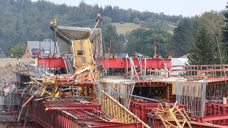 Kraneinsturz Bleilochtalsperre       -  Der Baukran stürzte auf einer Brücke um, die über die Bleilochtalsperre führt.